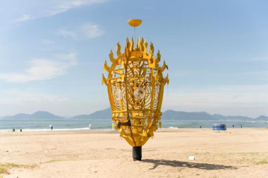부산 다대포해수욕장에서 열리는 '바다미술제'를 위해 설치된 김상돈의 조각 '알 그리고 등대'. 부산비엔날레 제공