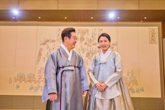 이재명 대통령과 부인 김혜경 여사가 추석 명절을 앞두고 지난 4일 한복 차림으로 대국민 영상 메시지를 통해 명절 인사를 전하는 모습을 7일 SNS에 공개했다. 대통령실 제공