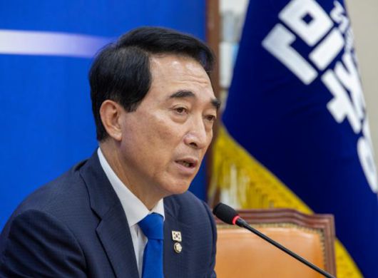 박수현 더불어민주당 수석대변인이 8일 국회에서 가진 기자간담회에서 추석 연휴 청취한 민심을 설명하고 있다. 연합뉴스