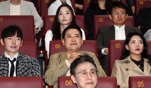 장동혁(가운데) 국민의힘 대표가 7일 오후 서울 영등포구 롯데시네마 영등포점에서 영화 건국전쟁2를 관람하고 있다. 뉴스1