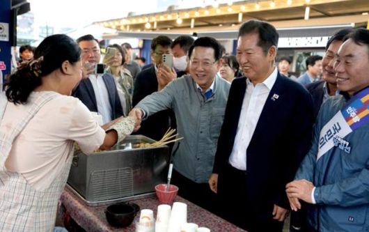 정청래(오른쪽 두 번째) 더불어민주당 대표가 3일 김영록(세 번째) 전남지사와 구례의 전통시장을 방문해 상인들과 인사하고 있다. 전남도 제공 뉴스1