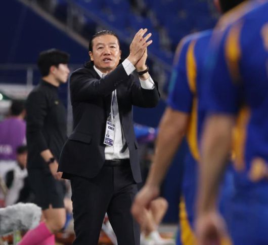 김판곤 전 울산 HD 감독이 5월 14일 울산 문수축구경기장에서 열린 2025 하나은행 코리아컵 16강 인천 유나이티드와의 경기 도중 선수들을 격려하고 있다. 울산=연합뉴스