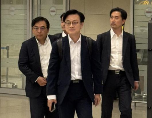 김정관 산업통상부 장관이 6일 인천공항 제2터미널 입국장을 통해 귀국하고 있다. 연합뉴스