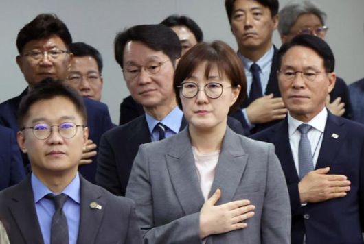 김현지 대통령실 제1부속실장이 2일 서울 용산 대통령실 청사에서 열린 제12차 대통령 주재 수석보좌관회의에 참석해 국민의례를 하고 있다. 왕태석 선임기자