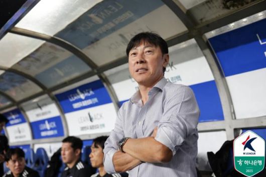 신태용 전 울산HD 감독이 8월 9일 울산 문수축구경기장에서 열린 2025 K리그1 제주 SK와 경기를 지켜보고 있다. 한국프로축구연맹 제공