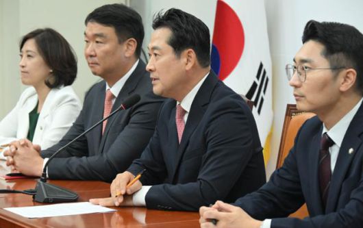 장동혁(오른쪽 두 번째) 국민의힘 대표가 9일 국회에서 기자간담회를 열고 발언하고 있다. 고영권 기자