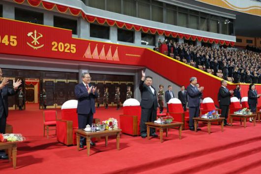 북한 노동당 기관지 노동신문은 10일 김정은 당 총비서의 참석 아래 당 창건 80주년 경축대회가 9일 저녁 5월1일경기장에서 성대히 진행됐다고 보도했다. 중국 서열 2위인 리창 국무원 총리, 블라디미르 푸틴 러시아 대통령의 최측근인 드미트리 메드베데프 국가안보회의 부의장, 베트남 권력 서열 1위인 또 럼 베트남공산당 서기장 등이 행사에 참석했다. 노동신문 뉴스1