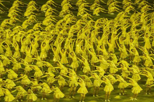 북한 여학생들이 9일 평양 능라도5월1일 경기장 에서 열린 노동당 창건 80주년 기념 공연을 펼치는 모습. 평양=AFP 연합뉴스