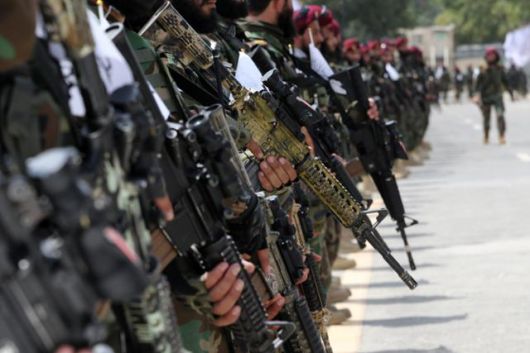 탈레반 병력들이 지난 8월 19일 아프가니스탄 카불에서 열린 독립기념일 행사에서 총을 든 채 서 있다. 카불=EPA 연합뉴스