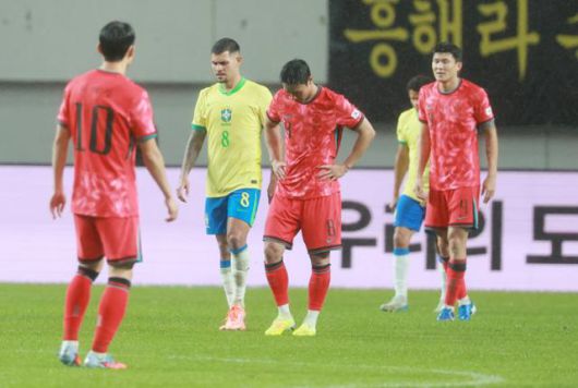 한국 축구 국가대표팀 백승호(왼쪽 세 번째)가 10일 서울월드컵경기장에서 열린 브라질과의 평가전에서 실점한 후 고개를 숙인 채 아쉬워하고 있다. 연합뉴스