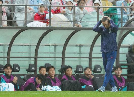 홍명보 한국 축구대표팀 감독이 10일 서울월드컵경기장에서 열린 브라질과의 평가전 도중 머리를 감싸쥔 채 생각에 잠겨 있다. 뉴시스