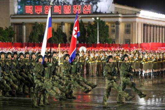 북한군들이 10일 평양 김일성광장에서 진행된 노동당 창건 80주년 기념 열병식에서 행진하고 있다. 평양=타스 연합뉴스
