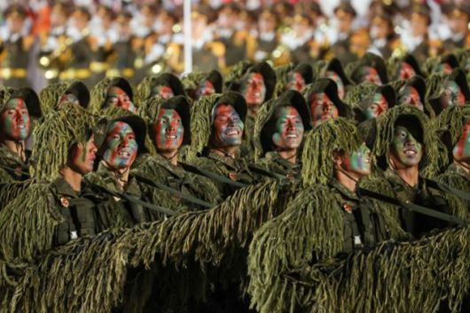 북한군들이 10일 평양 김일성광장에서 진행된 노동당 창건 80주년 기념 열병식에서 행진하고 있다. 평양=타스 연합뉴스