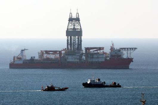 '대왕고래'로 명명된 동해 심해 가스전 개발 프로젝트와 관련, 첫 시추를 진행할 노르웨이 업체 시드릴사 소속 드릴십인 '웨스트 카펠라호'가 2024년 12월 9일 부산 영도구 외항에 정박하고 있다. 부산=뉴시스