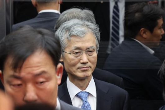 조희대 대법원장이 13일 오전 서울 여의도 국회에서 열린 법제사법위원회 국정감사에 출석하기 위해 엘리베이터에 탑승하고 있다. 뉴시스