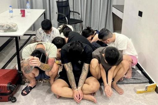 지난 7월 캄보디아 프놈펜에서 사기 용의자들이 건물을 급습한 경찰에 체포됐다. 프놈펜=EPA 연합뉴스 자료사진