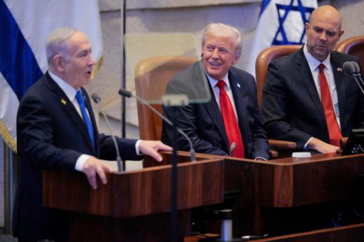 베냐민 네타냐후(왼쪽) 이스라엘 총리가 13일 예루살렘의 이스라엘 의회 크네세트에서 도널드 트럼프 미 대통령이 지켜보는 가운데 연설하고 있다. 예루살렘=AP 뉴시스