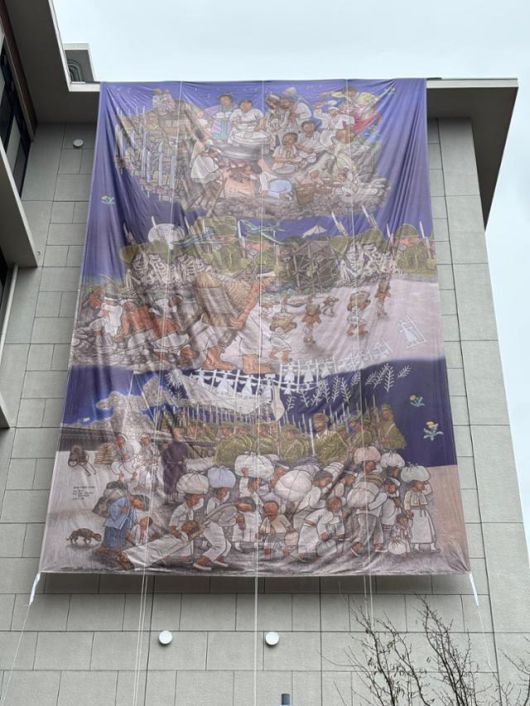 일본 교토부 교토시 소재 도시샤대 이마데카와캠퍼스 내 후소칸 외관에 12일 생명평화미술행동 작가들이 재일조선인 우토로 마을 주민들을 주제로 그린 걸개그림 '피어라! 민들레'가 걸려 있다. 교토=류호 특파원