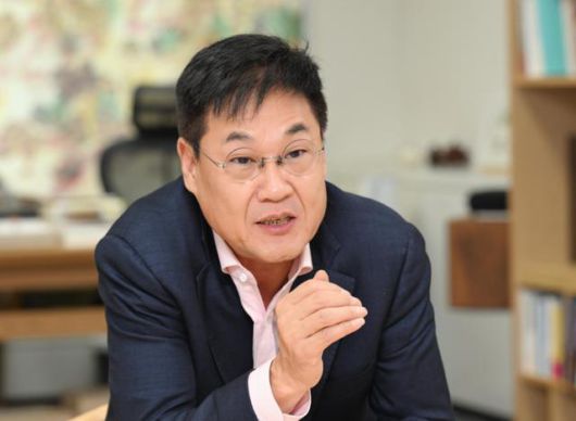 정문헌 서울 종로구청장이 지난달 29일 종로구청 집무실에서 본보와 인터뷰를 하고 있다. 홍인기 기자