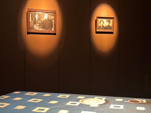 시인 윤동주와 일본인 시인 이바라키 노리코의 생전 모습을 합성한 사진과 티 테이블이 12일 '우토로 아트 페스티벌 2025' 전시관인 일본 교토부 교토시 소재 도시샤대 이마데가와캠퍼스 안에 놓여 있다. 이 작품은 기슬기 작가가 '전쟁이 없었다면 윤동주와 이바라키가 만나 커피를 마시며 문학에 대한 이야기를 나누지 않았을까'를 가정해 만들었다. 교토=류호 특파원