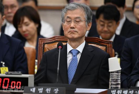 조희대 대법원장이 지난 13일 국회 법제사법위원회에서 열린 대법원 등에 대한 국정감사에 출석해 눈을 감고 생각에 잠겨 있다. 고영권 기자