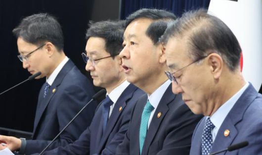 구윤철(왼쪽에서 세 번째) 경제부총리 겸 기획재정부 장관이 15일 서울 종로구 정부서울청사에서 주택시장 안정화 대책을 발표하고 있다. 뉴시스