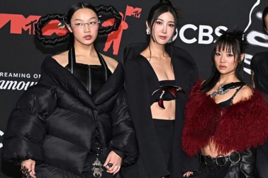 지난달 미국 뉴욕에서 열린 MTV 비디오 뮤직 어워즈에 참석한 영화 '케이팝 데몬 헌터스'의 오드리 누나(왼쪽부터), 이재, 레이 아미. 한국에서 시작한 K팝은 국경과 언어를 초월해 '세계의 언어'가 됐다는 평가를 받는다. AP 연합뉴스