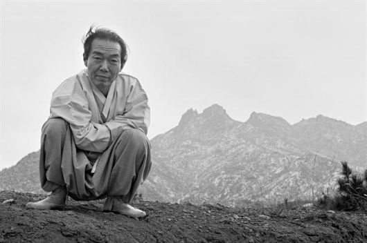 육명심의 ‘예술가의 초상’ 연작 중 시인 서정주의 사진. 국립현대미술관 제공