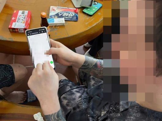 15일 캄보디아 시아누크빌주(州) 지방경찰청 이민국에서 만난 A씨가 탈출 방법 중 하나였던 '내게 쓴 메일함'을 보여주고 있다. 시아누크빌=허경주 특파원