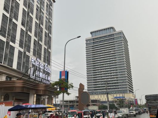 A씨와 B씨가 마지막에 갇혀있던 시아누크빌의 호텔. 상층부에 보이스피싱 거점이 있다. 시아누크빌=허경주 특파원