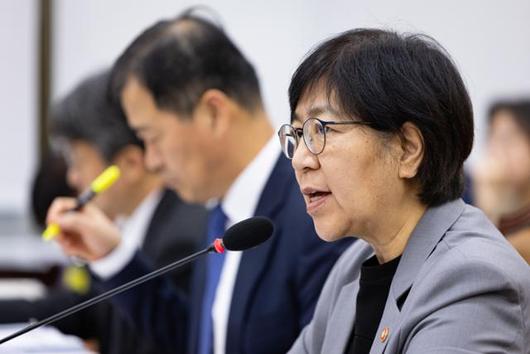 정은경 보건복지부 장관이 15일 국회에서 열린 보건복지위원회의 보건복지부, 질병관리청에 대한 국정감사에서 발언하고 있다. 뉴스1