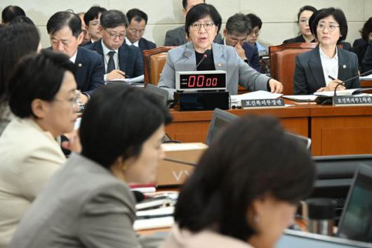 정은경 보건복지부 장관이 15일 국회에서 열린 보건복지위원회의 보건복지부, 질병관리청에 대한 국정감사에서 발언하고 있다. 고영권 기자