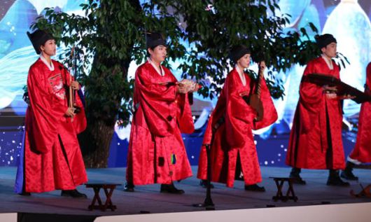 15일 서울 강남구 선정릉에서 열린 '2025 세계유산 조선왕릉축전' 언론공개 행사에서 배우들이 역사 음악극 '성종, 빛을 심다'의 주요 장면을 시연하고 있다. 뉴시스