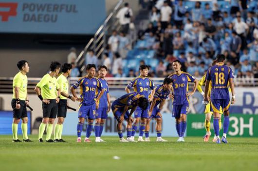 울산HD 선수들이 지난달 27일 대구iM뱅크파크에서 열린 대구FC와의 경기에서 1-1 무승부를 거둔 후 아쉬워하고 있다. 한국프로축구연맹 제공