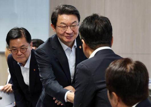 이억원(가운데) 금융위원장이 16일 서울 종로구 손해보험협회에서 열린 보험사 CEO 간담회에서 이문화 삼성화재 사장과 악수하고 있다. 왼쪽은 이경근 한화생명 사장. 이날 간담회에서는 할인율 현실화 및 듀레이션 규제 도입 방안, 저출산 지원 3종세트 운영방안 등이 논의됐다. 뉴스1