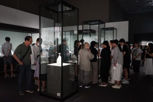 관람객들이 국립중앙박물관에서 8월 31일까지 열린 특별전시 '새 나라 새 미술: 조선 전기 미술 대전'을 관람하고 있다. 국립중앙박물관 제공