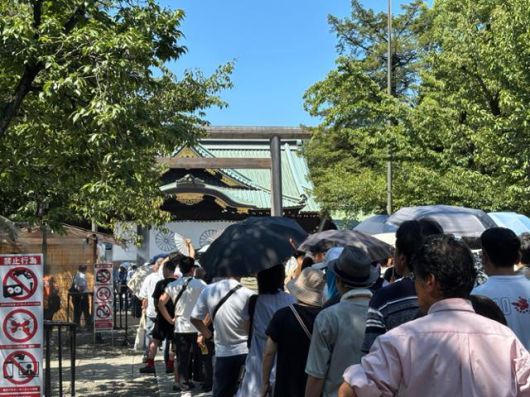 일본의 패전일인 8월 15일 도쿄 야스쿠니신사에 참배하려는 방문객들의 줄이 길게 늘어서 있다. 야스쿠니신사는 태평양전쟁 A급 전범들이 합사된 곳이다. 도쿄=류호 특파원