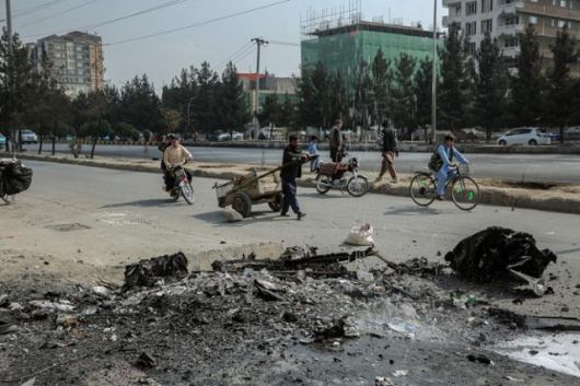 19일 아프가니스탄 카불에서 파키스탄의 공습으로 도로가 손상돼 있다. 카불=EPA 연합뉴스
