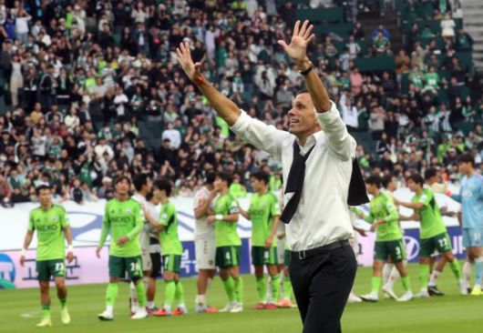 거스 포옛 전북 현대 감독이 18일 전북 전주월드컵경기장에서 열린 수원FC와의 K리그 2025 33라운드에서 2-0으로 승리, K리그 최초 10번째 우승을 확정하며 팬들을 향해 손을 흔들고 있다. 전주=연합뉴스