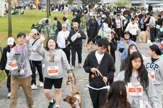 18일 서울 서초구 반포한강공원에서 열린 '제2회 동물행복페스타'에 참가한 시민이 반려견과 함께 한강변을 달리고 있다. 임지훈 인턴기자