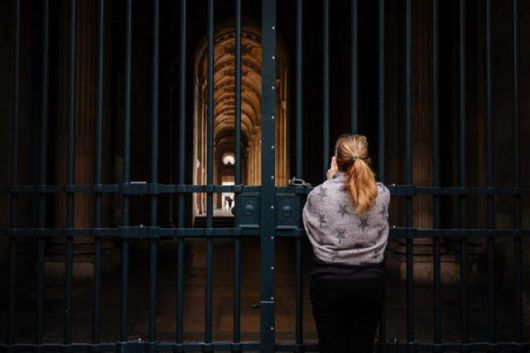 19일 프랑스 파리 루브르 박물관이 도난 사건으로 휴관하자 한 관광객이 잠겨진 문밖에서 사진을 찍고 있다. 파리=AFP 연합뉴스