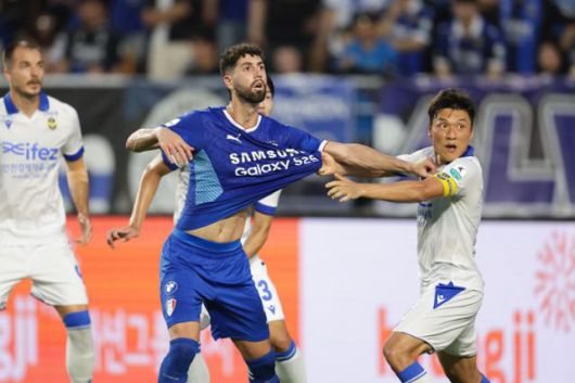 수원 삼성의 레오(왼쪽 두 번째)와 인천 유나이티드의 이명주(오른쪽 첫 번째)가 6월 15일 수원월드컵경기장에서 열린 K리그2 16라운드 맞대결에서 자리 싸움을 하고 있다. 한국프로축구연맹 제공