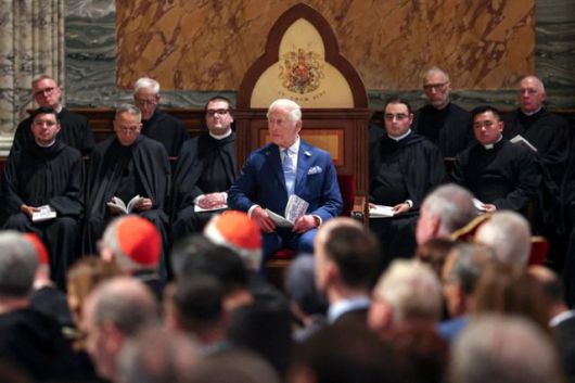 찰스 3세 영국 국왕이 23일 이탈리아 로마의 성바오로 성당에 방문헤 예배를 드리고 있다. 그가 앉아 있는 의자는 성당 측에서 선물로 준비한 것이다. 로마=로이터 연합뉴스