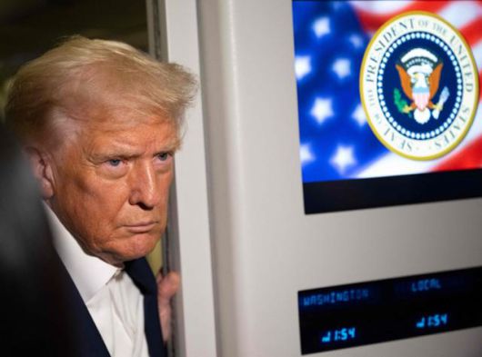 도널드 트럼프 미국 대통령이 24일 아세안(ASEAN·동남아시아국가연합) 정상회의 참석 차 말레이시아로 향하는 길에 대통령 전용기(에어포스원)에서 취재진과 대화하고 있다. AFP 연합뉴스