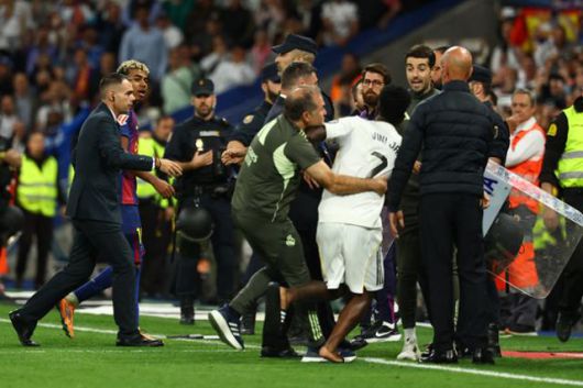 레알 마드리드의 비니시우스(오른쪽 두 번째)와 FC바르셀로나의 라민 야말(왼쪽 두 번째)이 27일(한국시간) 스페인 마드리드의 산티아고 베르나베우에서 열린 2025~26시즌 스페인 라리가 10라운드가 종료된 뒤 언쟁을 벌이자 스태프가 떼어놓고 있다. 마드리드=로이터 연합뉴스