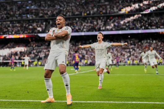 레알 마드리드의 킬리안 음바페가 27일(한국시간) 스페인 마드리드의 산티아고 베르나베우에서 열린 FC바르셀로나와의 2025~26시즌 스페인 라리가 10라운드에서 전반 선제골을 넣고 세리머니하고 있다. 마드리드=AP 연합뉴스