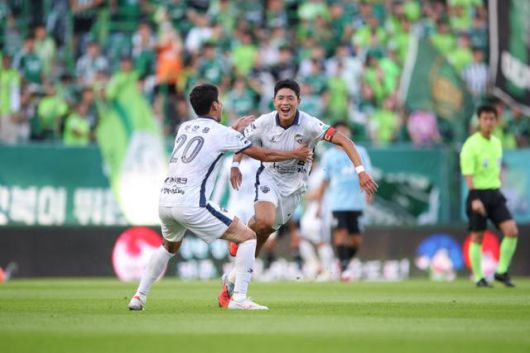 김천 상무 김승섭(오른쪽)이 지난달 20일 전북 전주월드컵경기장에서 열린 2025 K리그1 전북 현대와의 경기에서 득점에 성공한 후 환호하고 있다. 한국축구연맹 제공