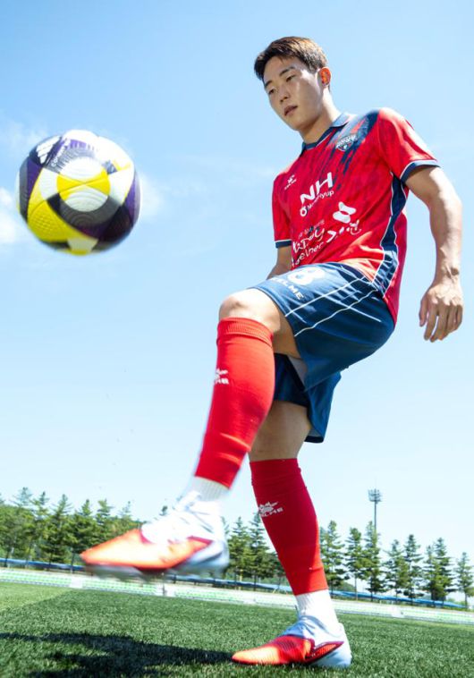 김천 상무 이승원이 1일 경북 문경 국군체육부대에서 리프팅을 하고 있다. 문경=박시몬 기자