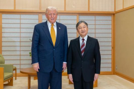 도널드 트럼프 미국 대통령과 나루히토 일왕이 27일 일본 도쿄 일왕 거처인 황거(皇居·고쿄)에서 함께 사진을 찍고 있다. EPA 연합뉴스