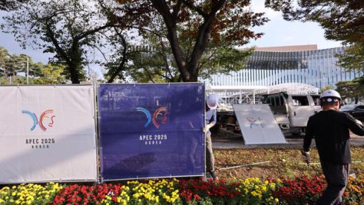'2025 경주 아시아태평양경제협력체(APEC) 정상회의'가 임박한 26일 경북 경주화백컨벤션센터 입구에 펜스가 설치되고 있다. 경주=뉴스1